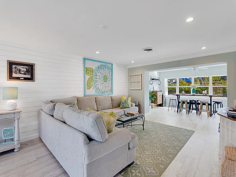 610 Honeysuckle Ln — Photo 5