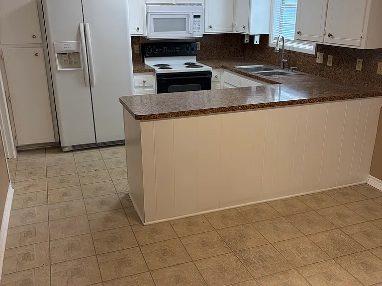 610 N Durant Ave — Photo 15