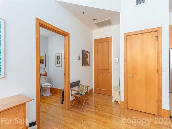 4th image of 59 College St #404