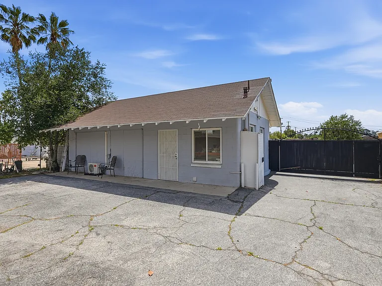 8647 Corbin Ave — Photo 34