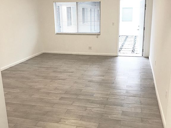 3rd image of 730 NE 128th St APT 5