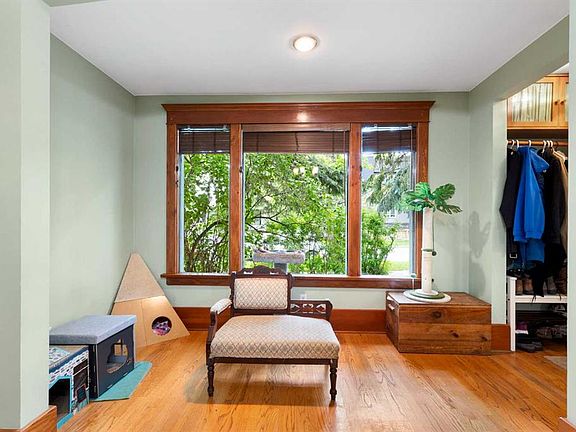 3rd image of 508 S 10th Ave NE