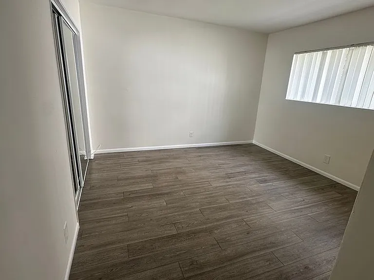 Sepulveda Apartments — Photo 18