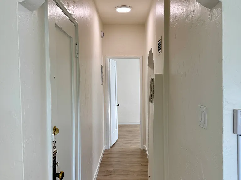 121 N La Peer Dr #6 — Photo 7