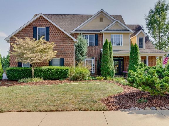 2nd image of 210 Emerald Chase Cir