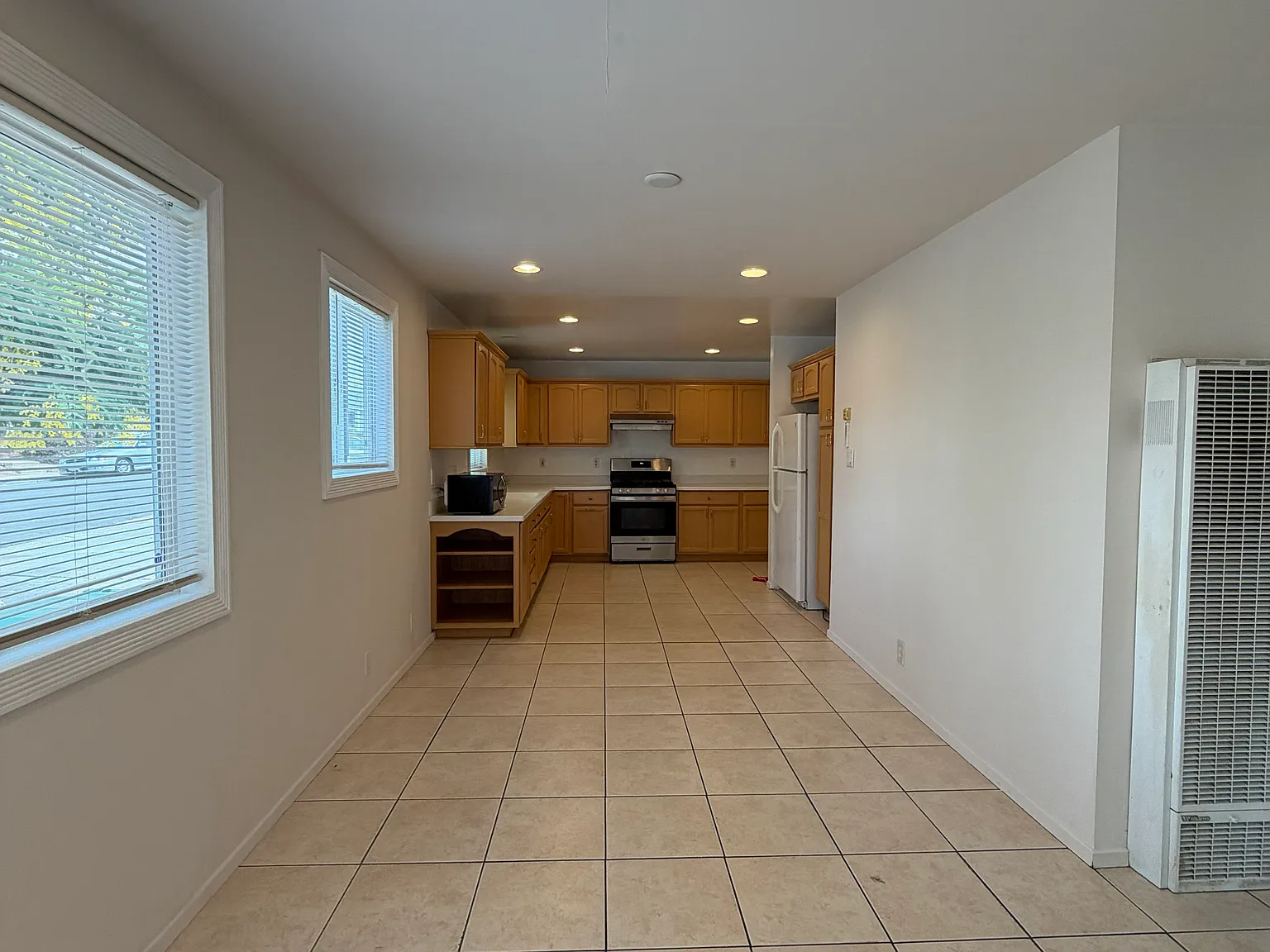 3 bed, 1000 sqft, $3,000 — Photo 2