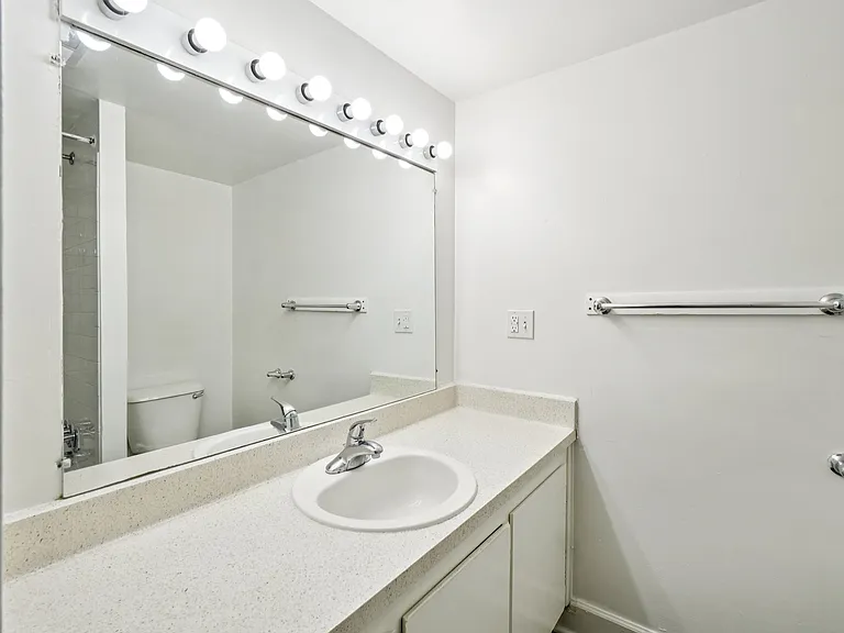 Riverside Village Apartments — Photo 111
