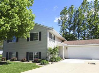 1552 Lark Ln, Waterloo, IA 50701