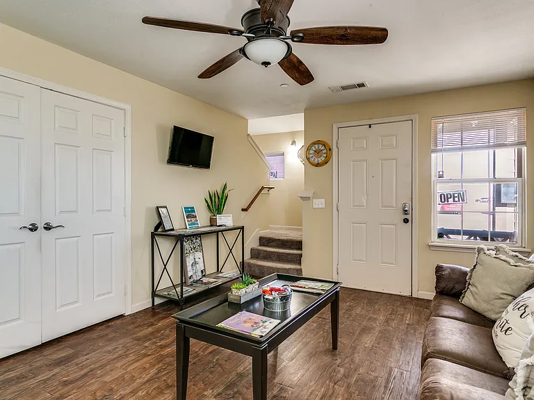 Oak Manor Villas — Photo 11