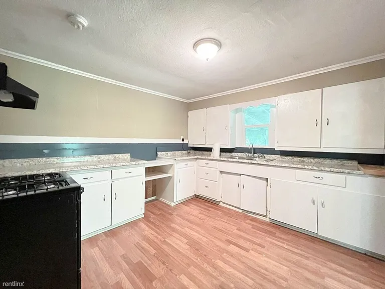636 N Wilcox St — Photo 2