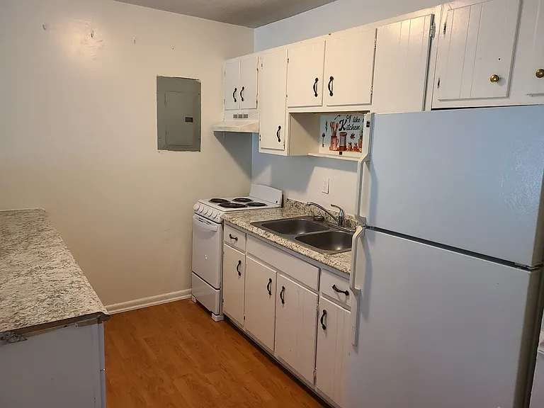 604 Colonial Ct #11 — Photo 3