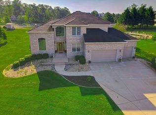 610 Park Ct, Heyworth, IL 61745