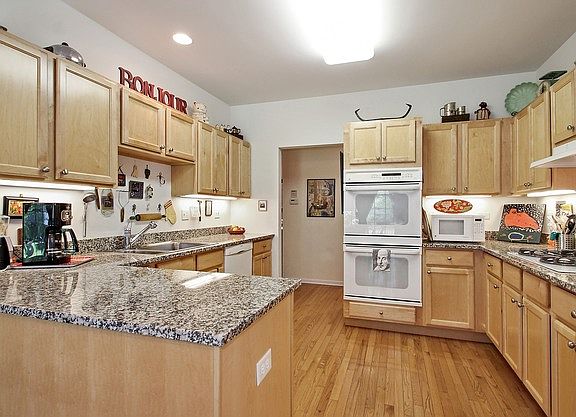 4th image of 7418 Lincoln Ave #B