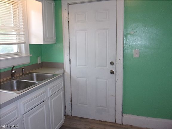 4th image of 1056 Joy Ave