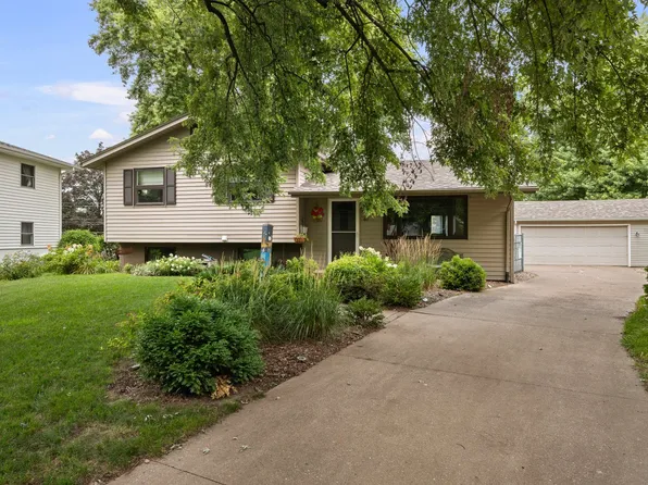 40 Parklane Cir, Bettendorf, IA 52722