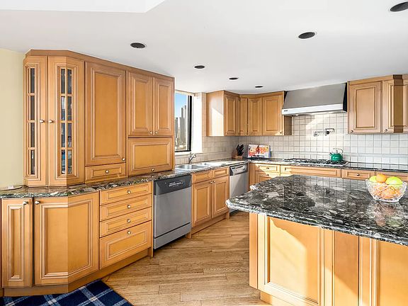 3rd image of 190 E 72nd St APT 33D