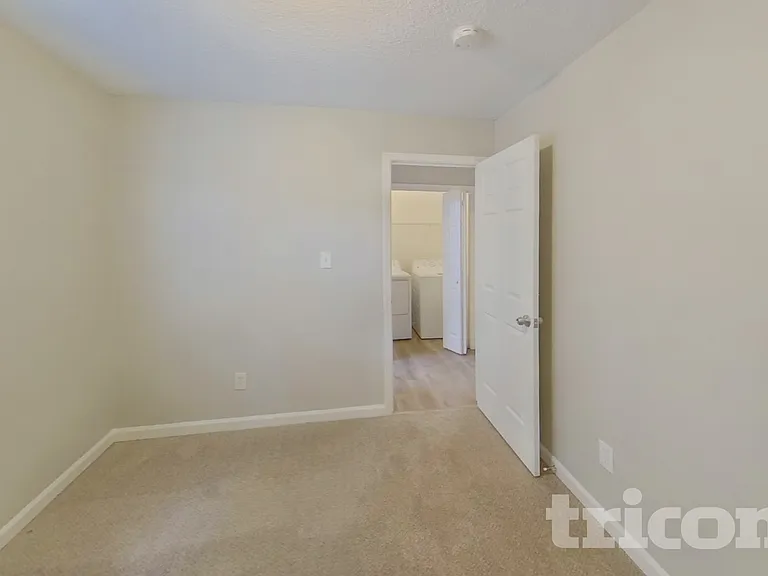 909 Dogwood Ln — Photo 10