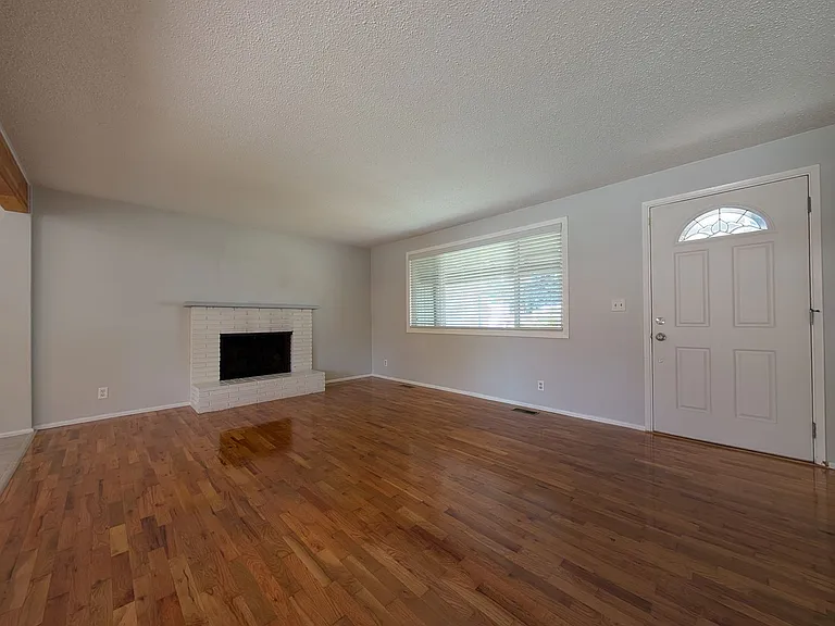2425 Leyton Ln — Photo 6