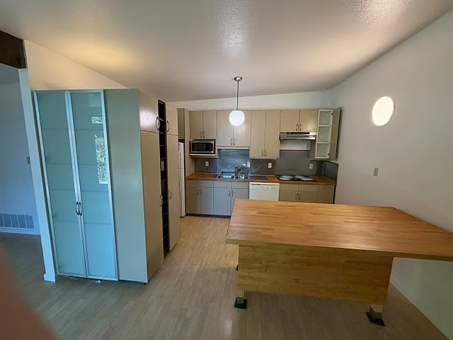 807 Radcliffe Dr — Photo 3