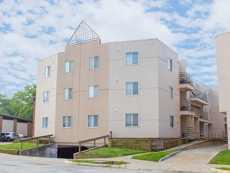 905 W Oregon St — Photo 11