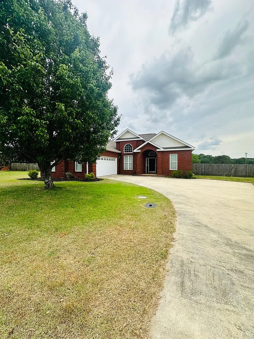 Spacious Home in a Prime Location! — Photo 1