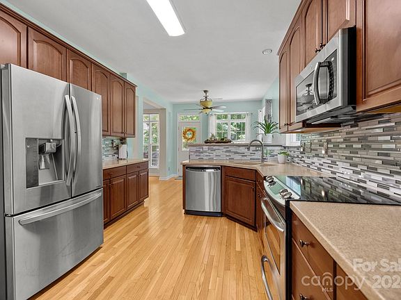 4th image of 846 Lynnwood Farms Dr