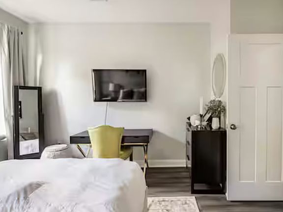 2nd image of 516 9th St APT 2R