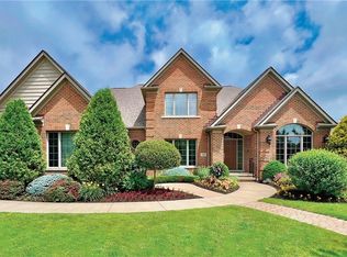 361 W Edinburgh Dr, Highland Heights, OH 44143