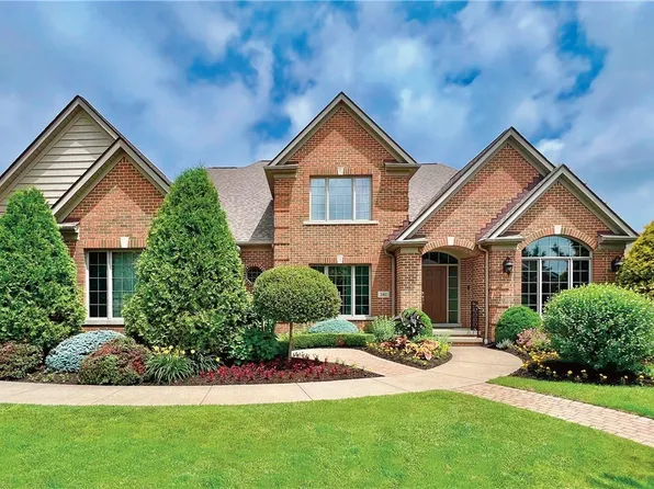 361 W Edinburgh Dr, Highland Heights, OH 44143