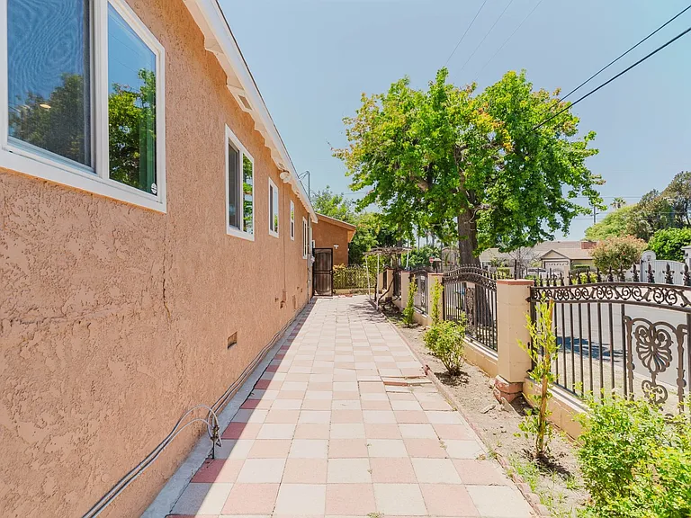 13856 Runnymede St — Photo 35