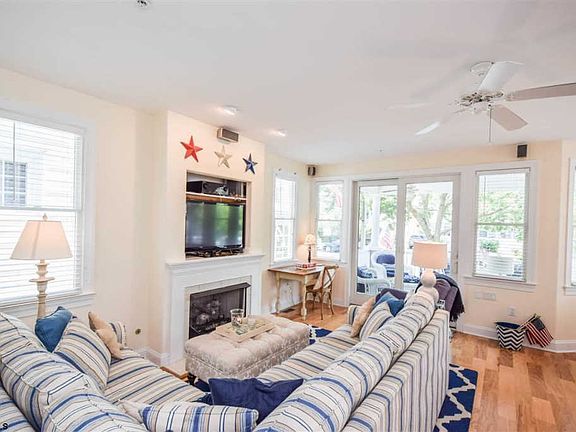 5th image of 839 Saint Charles Pl #A