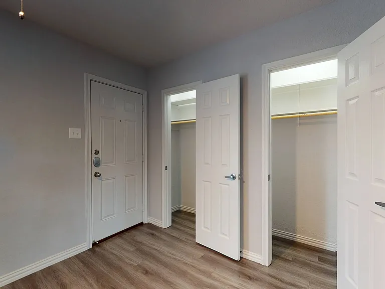 4700 Worth St — Photo 8