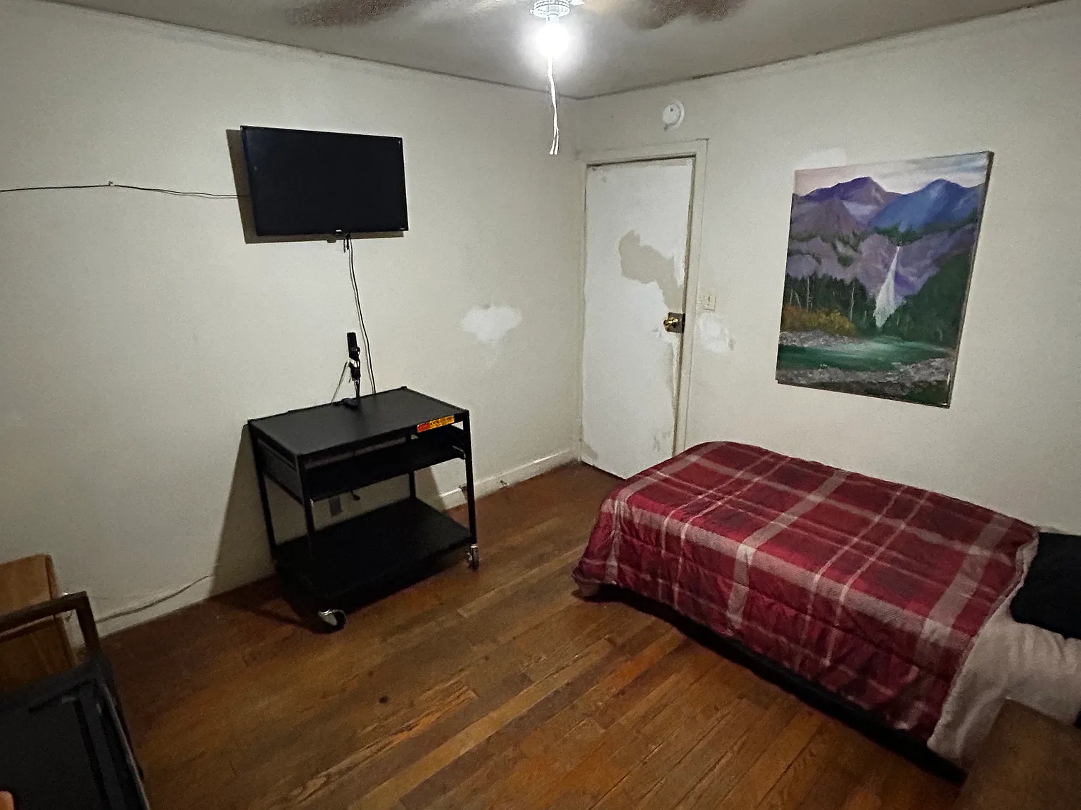 3 bed, 700 sqft, $700 — Photo 2