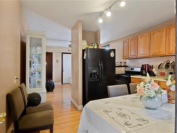5th image of 141 Willow St