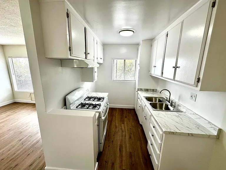 1915 W 22nd St. — Photo 5