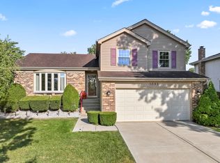 1093 Gloria Dr, Elk Grove Village, IL 60007