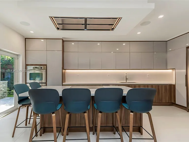 301 Shore Dr E — Photo 15