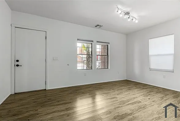1030 E Polk St — Photo 16
