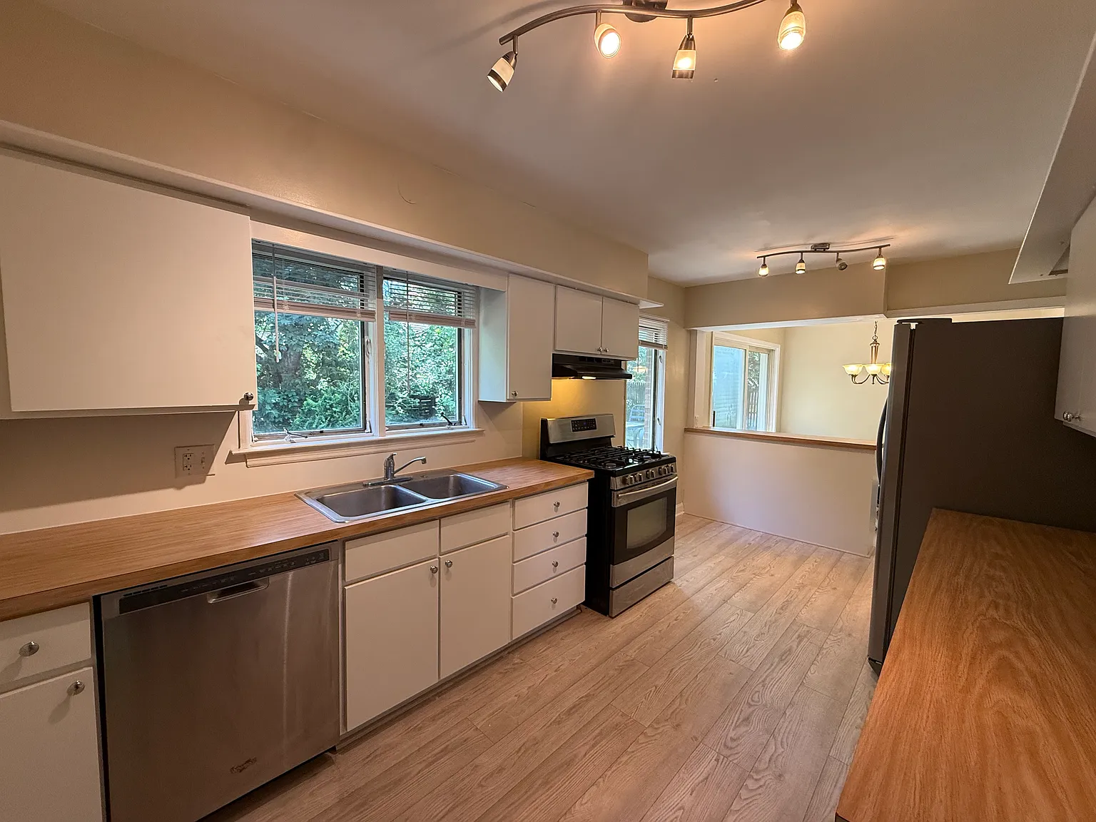 3 bed, 1.5 bath, 1372 sqft, $1,950 — Photo 4