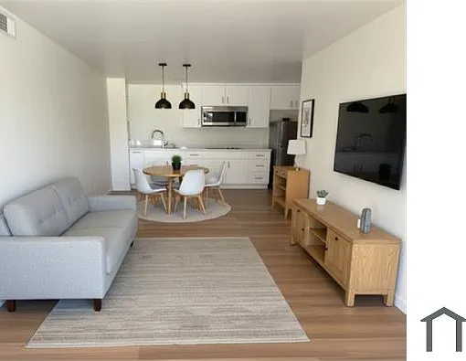 1158 N Lake Ave — Photo 3