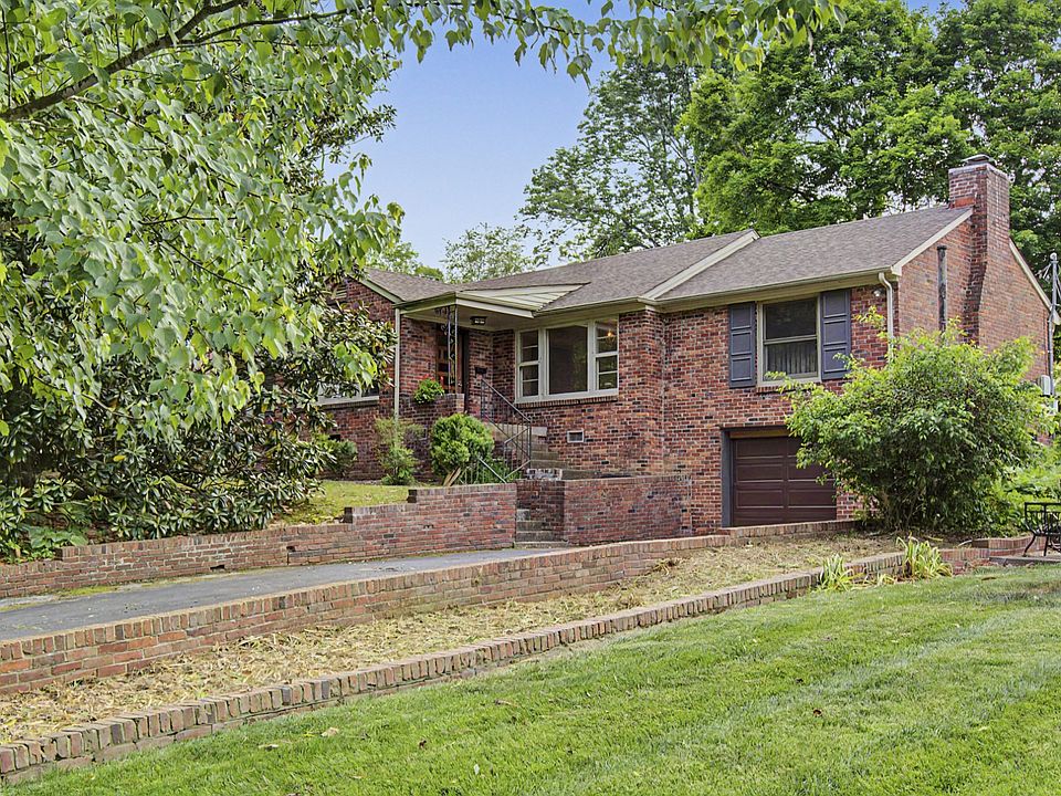 1st image of 208 Trahern Ln