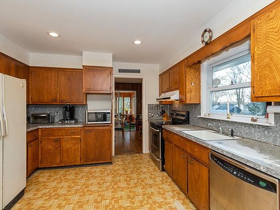 4th image of 445 Woodcliff Dr
