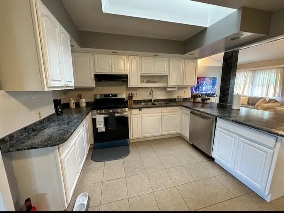 1st image of 118 E Potomac Dr