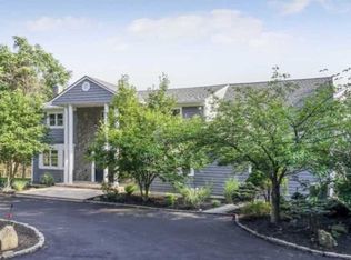 1 Fox Hunt Cres, Syosset, NY 11791