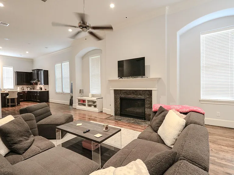2037 Fannin Sta N — Photo 19