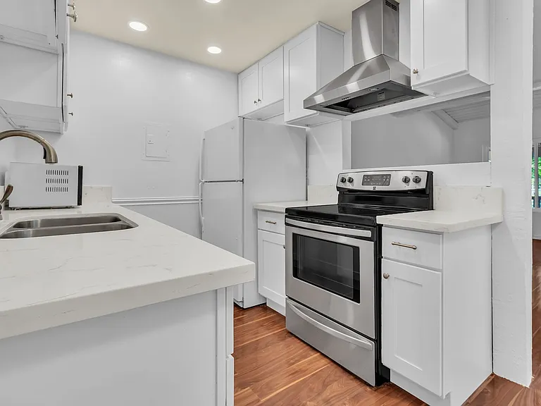 1040 W Macarthur Blvd #48 — Photo 17