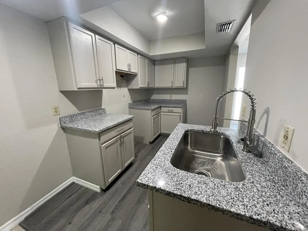 718 W.Columbia Ave. — Photo 4