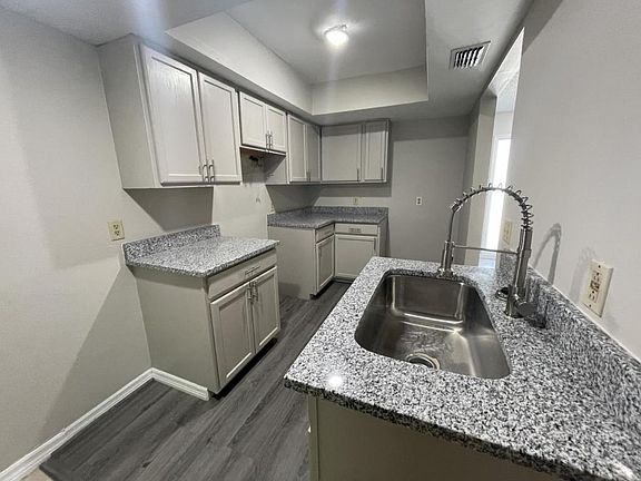 4th image of 718 W Columbia Ave