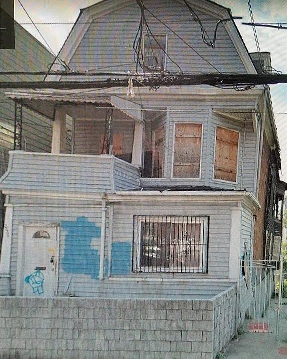 2nd image of 2866 Valentine Ave
