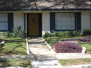 1402 Plantation Rd, Victoria, TX 77904